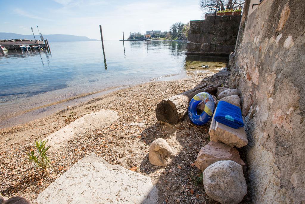 Il Batti Apartment Water Front And Private Beach Toscolano Maderno Eksteriør billede